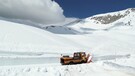 Il Giro d'Italia a Campo Imperatore, i lavori per liberare la strada dalla neve (ANSA)