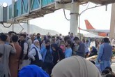 Si cerca di scappare da Kabul: la folla occupa una pista dell'aeoporto