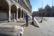 A Venezia si montano ombrelloni ai caffe' in piazza San Marco