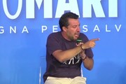 Salvini chiama ragazzo sul palco: 'Togli la mascherina', lui rifiuta