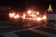 In fiamme un deposito Atac a Roma: 30 bus distrutti
