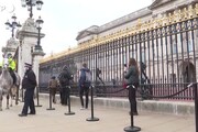 Londra, la folla si raduna davanti a Buckingham Palace per omaggiare il principe Filippo