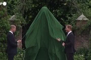 I principi Harry e William svelano la statua in onore di Diana a Kensington Palace