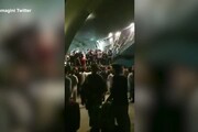 La folla si arrampica sull'aereo da evacuazione in partenza da Kabul