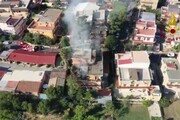 Palazzina esplosa a Roma, le immagini dall'alto dell'incendio