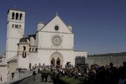 Mattarella ad Assisi, ha acceso la lampada votiva sulla tomba di San Francesco