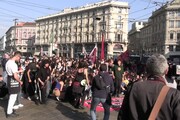 Milano, studenti in ginocchio per i morti nell'alternanza scuola-lavoro