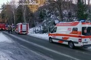 Alto Adige, bus di linea finisce in un bosco: 5 feriti