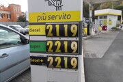 Con calo carburante il pieno degli italiani sale di 9 miliardi