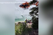Cede il lago ghiacciato, 8 persone in ipotermia: il salvataggio dei Vigili del fuoco