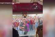 Conference, i giocatori giallorossi festeggiano in autobus dopo la vittoria