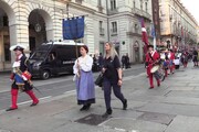 Torino, alla sfilata di San Giovanni la protesta per il ciclista investito dalla polizia