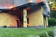 Incendio distrugge villa nel Varesotto, due feriti lievi
