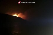Incendio a Pantelleria, la Guardia costiera porta in salvo 30 persone