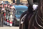 La Scozia s'inchina alla regina, re Carlo III al Parlamento