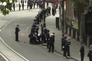 Funerale regina, un marinaio della Royal Navy accusa un malore: portato via in barella