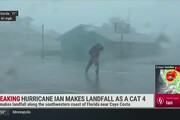 Investito dall'uragano Ian, giornalista si aggrappa a un cartello stradale