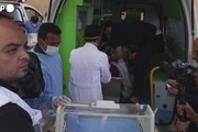 Bimbi prematuri evacuati dall'ospedale al Shifa di Gaza giungono in Egitto
