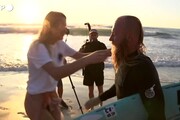 Australia, surfa per 40 ore e batte il record mondiale