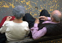 Una coppia di anziani in un parco in una foto d'archivio (ANSA)
