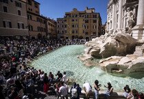 Turisti in centro a Roma per il weekend di Pasqua (ANSA)