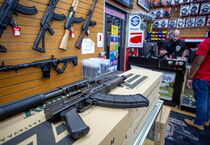 Persone acquistano armi al Miami Guns StorePersone acquistano armi al Miami Guns Store (ANSA)