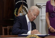 Biden firma la legge per una stretta sulle armi (ANSA)