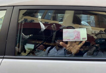 Siparietto di Beppe Grillo, che ha mostrato una banconota da mille euro, taglio inesistente, salendo sul taxi che lo ha portato alla Camera (ANSA)
