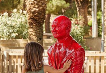 Usa: a Central Park spunta statua Putin tinta di rosso (ANSA)