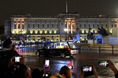 Il feretro della regina verso Buckingham Palace