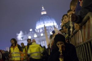 La notte precedente alla canonizzazione i fedeli in attesa si raccolgono in preghiera (ANSA)