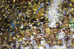 E' la Germania ad alzare il trofeo della Coppa del mondo in una storica serata brasiliana (ANSA)