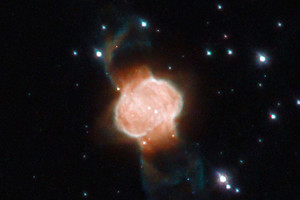 La nebulosa bipolare M1-63 fotografata dal telescopio spaziale Hubble (fonte: ESA/Hubble & NASA, L. Stanghellini) (ANSA)