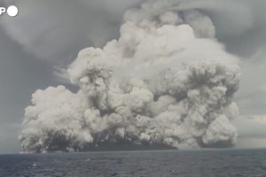 Tonga isolata dal mondo, allarme per una nuova eruzione (ANSA)