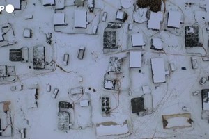 Siria, tempesta di neve sul campo sfollati di Afrin (ANSA)