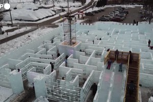 Minnesota, il ghiaccio diventa un parco giochi con labirinto e scivoli (ANSA)