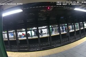Cade sui binari della metro a New York, lo spettacolare salvataggio all'ultimo secondo (ANSA)