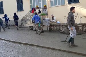 Casamicciola, giovani volontari aiutano a ripulire dal fango (ANSA)