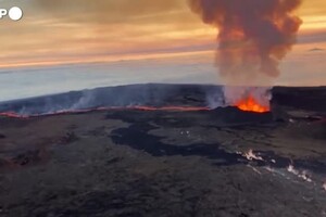 Hawaii, una settimana di eruzione per il vulcano Mauna Loa (ANSA)