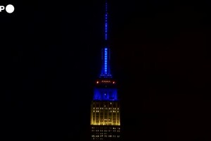 New York, l'Empire State Building illuminato con i colori della bandiera ucraina (ANSA)