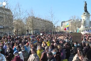 Ucraina, manifestanti si radunano a Parigi per protestare contro la guerra (ANSA)