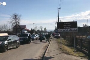 Ucraina, fuga da Kiev: lunghe code al confine con la Polonia (ANSA)