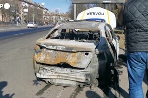 Ucraina, auto della polizia e un altro veicolo a fuoco a Kiev: morto un agente (ANSA)