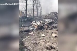 Ucraina, una colonna di tank russa distrutta fra le case a Bucha (ANSA)