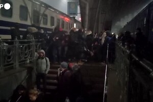 Ucraina, Leopoli: continua il flusso di cittadini in partenza dalla citta' (ANSA)