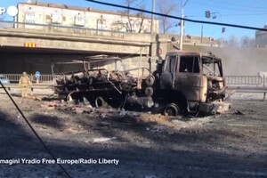 Ucraina, armi russe distrutte e veicoli bruciati per le strade di Kiev (ANSA)