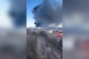 Ucraina, un magazzino militare in fiamme a Chernihiv (ANSA)