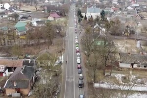Ucraina, la lunga coda di auto verso il confine con la Polonia (ANSA)