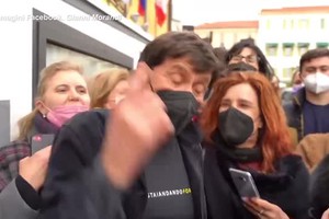 Sanremo, Gianni Morandi canta 