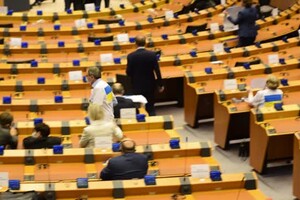 Europarlamentari indossano maglietta con la bandiera ucraina (ANSA)